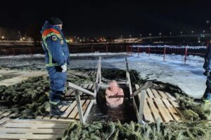 Балаковцы купаются в ледяной воде на Крещение