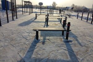 Жители села расчищают спортивную площадку ГТО для зимних тренировок