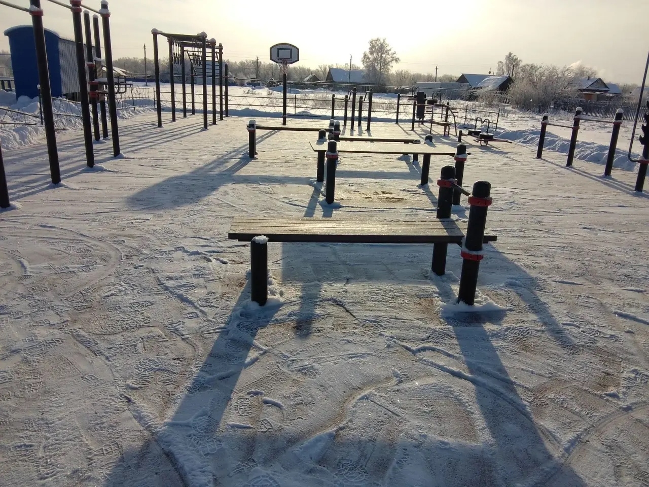 Жители села расчищают спортивную площадку ГТО для зимних тренировок