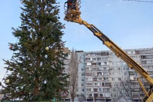 С балаковских елок  снимают украшения