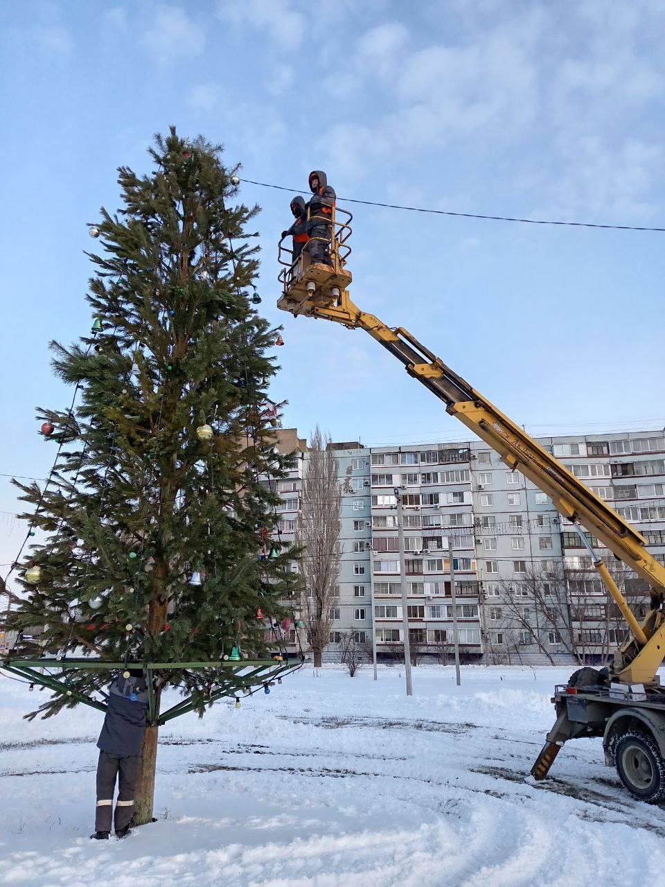 С балаковских елок  снимают украшения