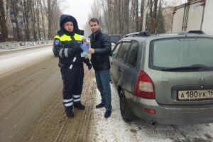 Госавтоинспекторы в Балаково проверяют безопасность юных пассажиров