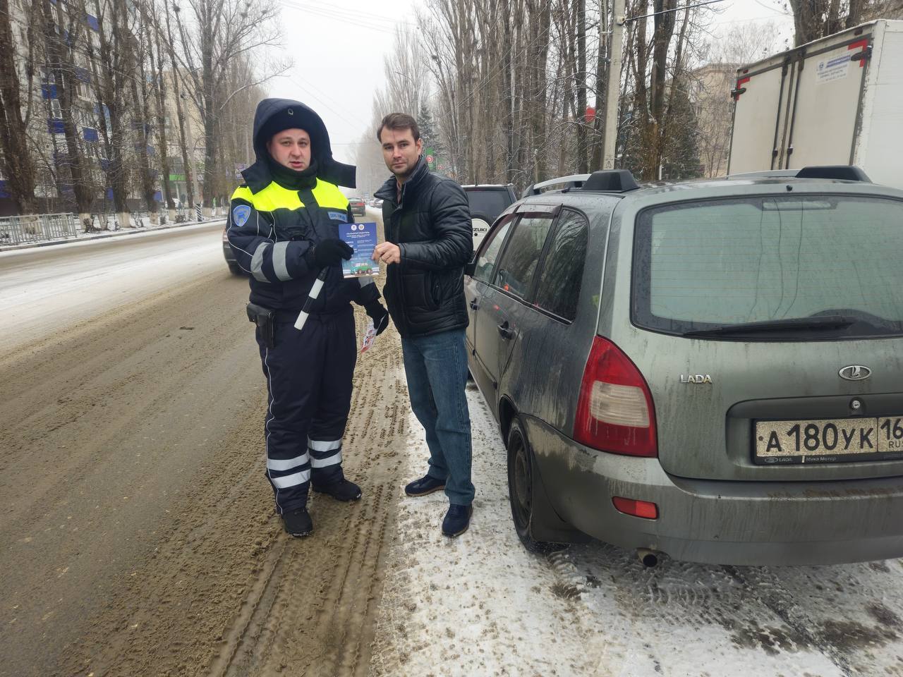 Госавтоинспекторы в Балаково проверяют безопасность юных пассажиров