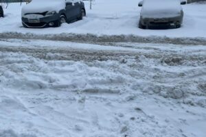 Балаковцы в снежном плену! Дворы превратились в непроезжие тропы