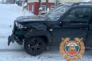 «Пятерка» и внедорожник не поделили дорогу на центральной улице