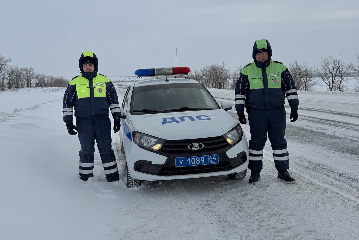 Полицейские помогают водителям на заснеженных трассах