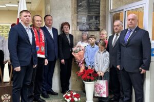 В балаковской школе открыли мемориальную доску герою Антону Немудрову