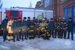 ВИДЕО Смыли гарь и копоть. Балаковские пожарные отправляют сослуживцев на пенсию, соблюдая традиции