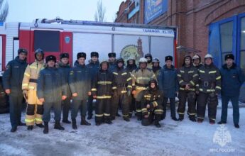ВИДЕО Смыли гарь и копоть. Балаковские пожарные отправляют сослуживцев на пенсию, соблюдая традиции