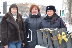 Водителей и пешеходов в Балаково поздравили с 23 Февраля