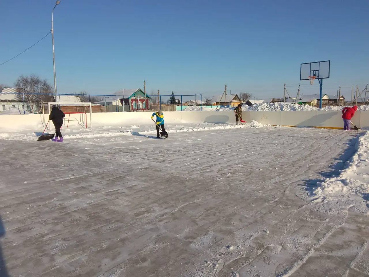 Жители балаковского села расчистили детский каток