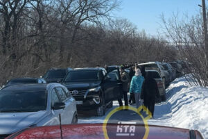Масленица в пробке. Балаковцы руками расталкивали машины, чтобы добраться до блинов