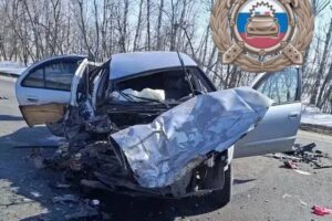 На трассе легковушка врезалась в грузовик