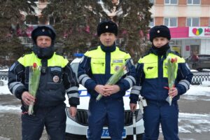 Балаковские госавтоинспекторы поздравили девушек с праздником