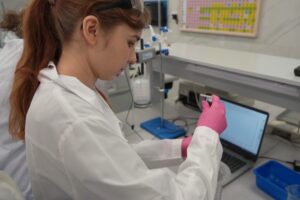 ВИДЕО Между ними – химия. Где в Балакове готовят будущие кадры для химической отрасли?