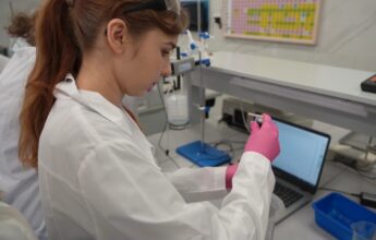 ВИДЕО Между ними – химия. Где в Балакове готовят будущие кадры для химической отрасли?