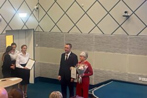 Два балаковских медика получили награды из рук губернатора