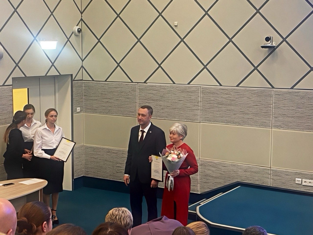 Два балаковских медика получили награды из рук губернатора