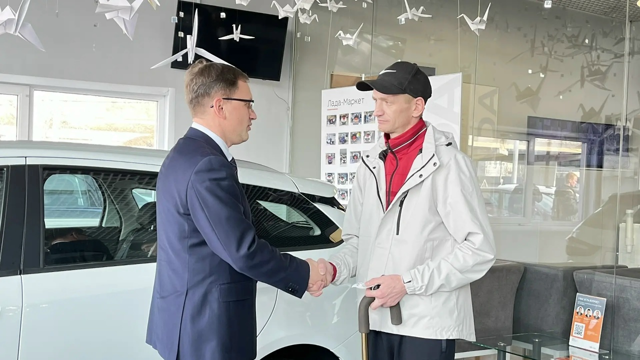 Балаковский ветеран СВО с тяжелым ранением получил ключи от новой «Лады»