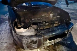 На парковке у девятиэтажки в Балаково полыхал легковой автомобиль