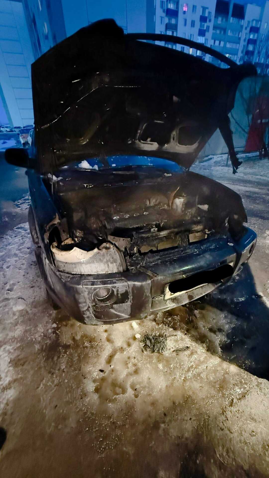 На парковке у девятиэтажки в Балаково полыхал легковой автомобиль