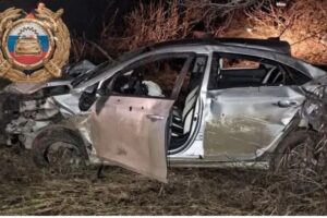 «Легковушка» вылетела с трассы и перевернулась