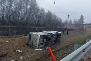 Автобус с детьми перевернулся на трассе. Один человек погиб