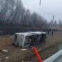 Автобус с детьми перевернулся на трассе. Один человек погиб