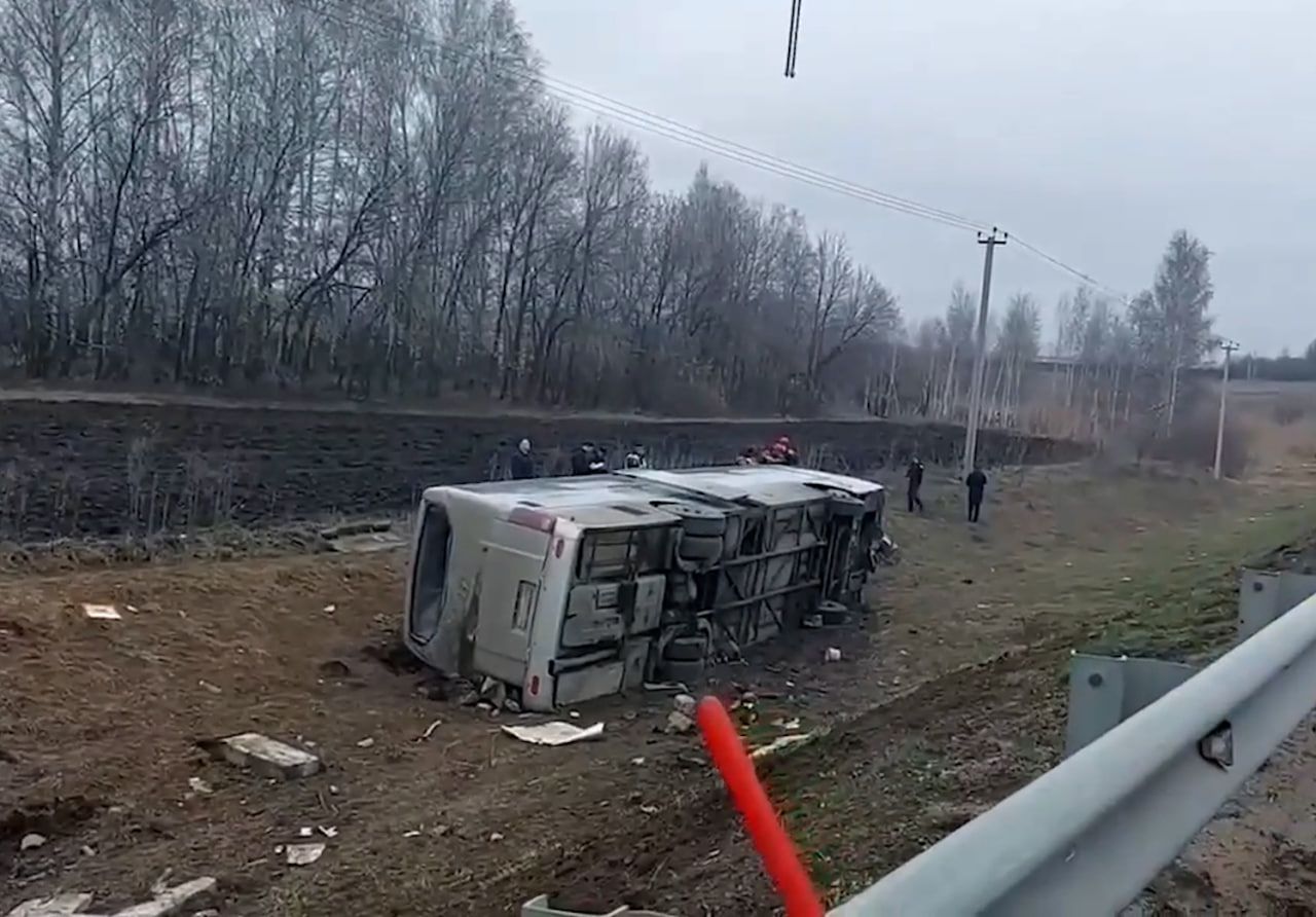 Автобус с детьми перевернулся на трассе. Один человек погиб