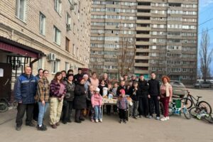 Дружба и порядок: жители дома на Шевченко превратили субботник в настоящий праздник