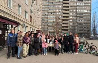 Дружба и порядок: жители дома на Шевченко превратили субботник в настоящий праздник