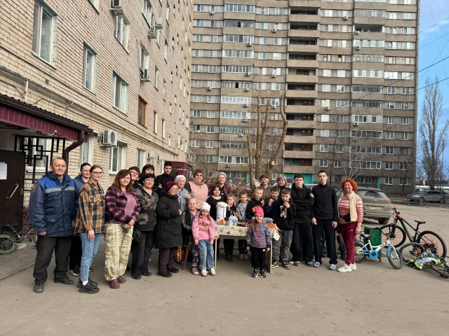 Дружба и порядок: жители дома на Шевченко превратили субботник в настоящий праздник