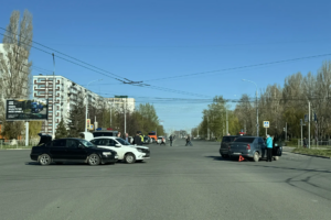 Четыре машины и пробка на мосту. Утро в Балаково началось с массовой аварии