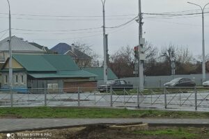 Балаковец угодил в яму на повороте с моста Победы