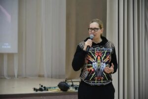 Командир «Ночных ведьм 2.0» показала в балаковской школе с трофейные дроны