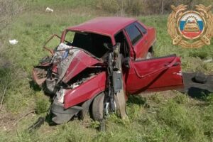 На балаковской трассе автомобиль вылетел и врезался в дерево