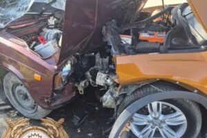 Балаковец на «семерке» врезался в припаркованную иномарку