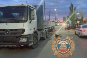 Иномарка в Балаково врезалась в грузовик у обочины