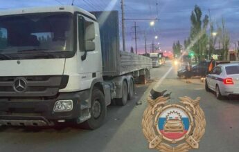 Иномарка в Балаково врезалась в грузовик у обочины