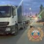 Иномарка в Балаково врезалась в грузовик у обочины