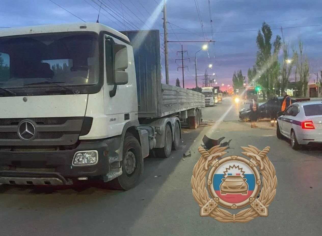 Иномарка в Балаково врезалась в грузовик у обочины