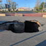 Рабочие в Балаково штопают прорванный коллектор