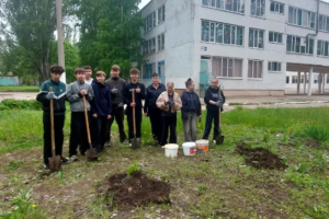 Полицейские и школьники высадили «Сад памяти»