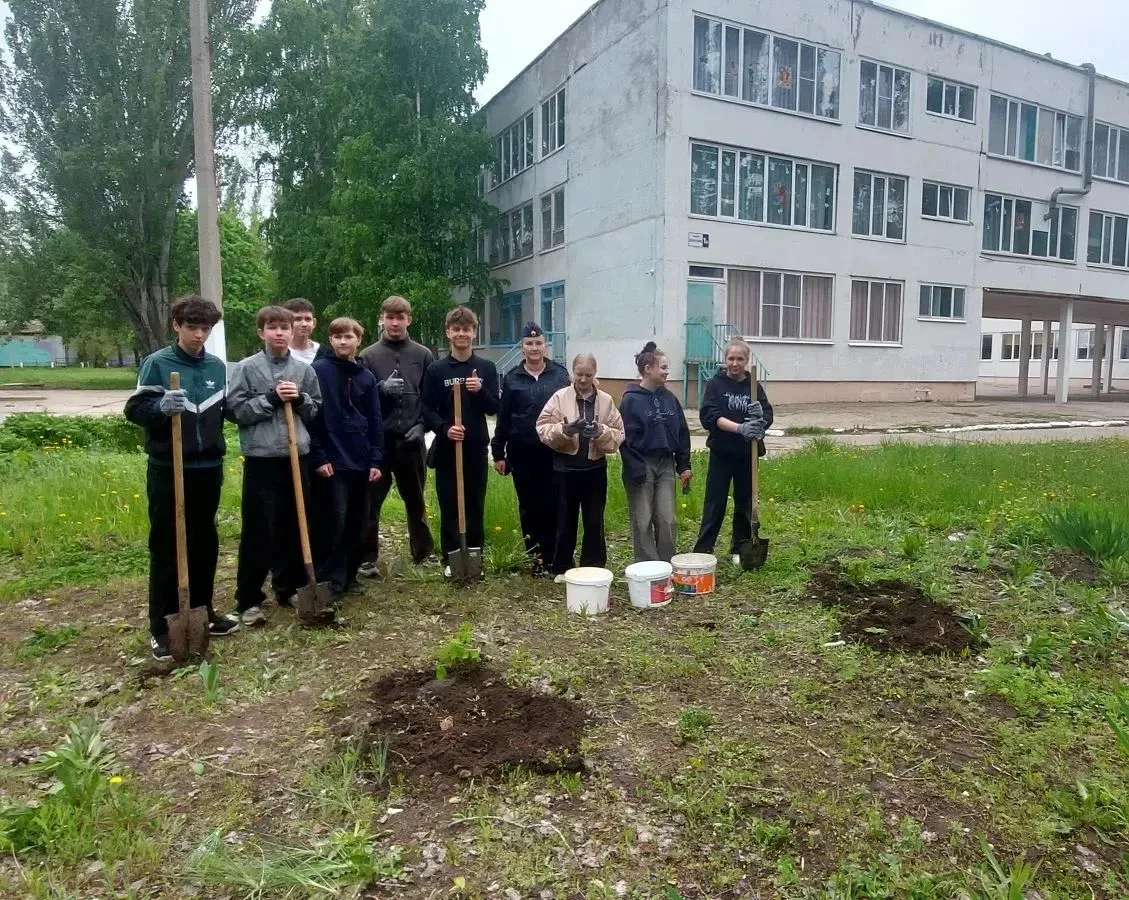 Полицейские и школьники высадили «Сад памяти»