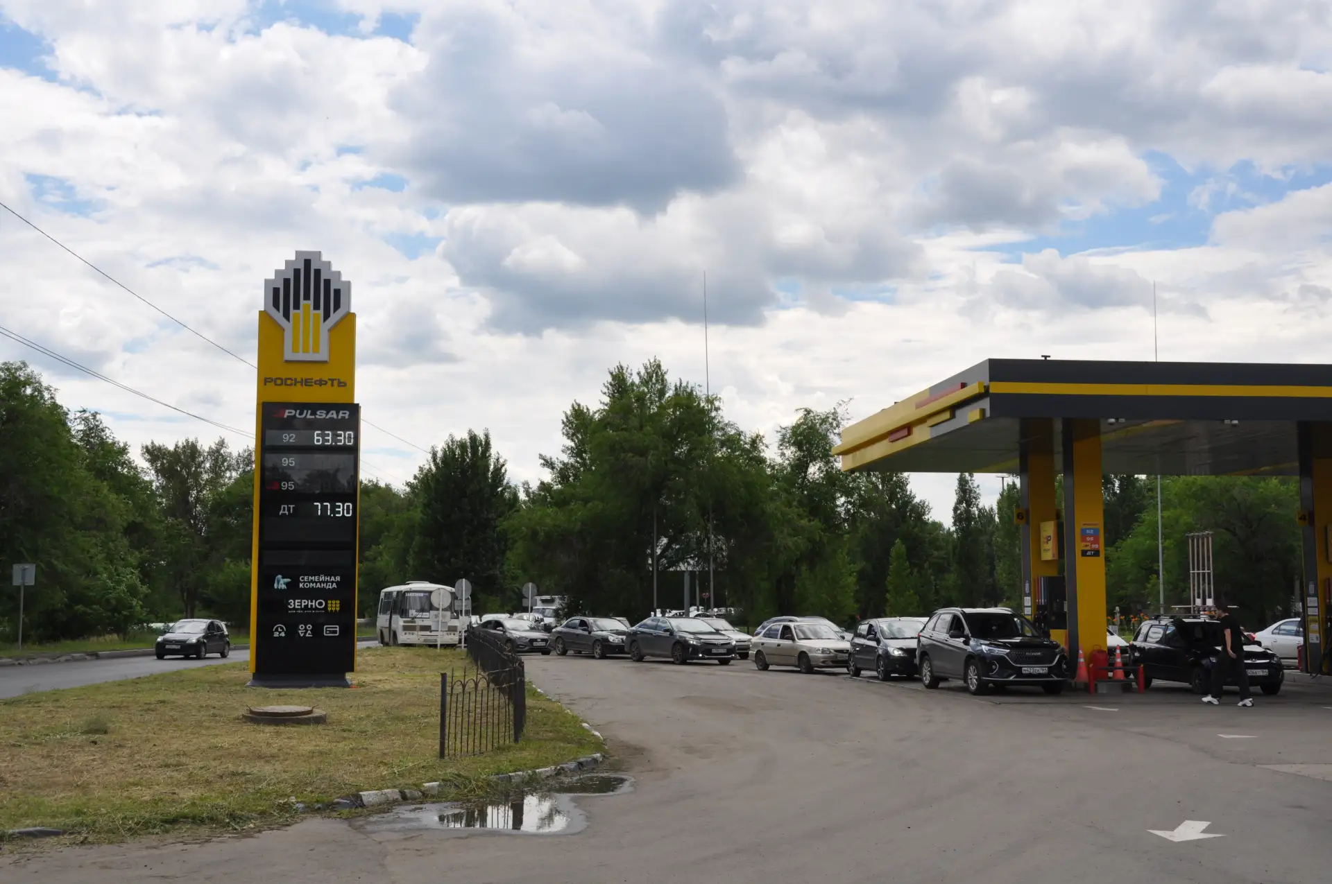 Ограничение на продажу бензина продлили