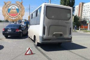 Иномарка врезалась в пассажирский автобус в Балаково. Два человека получили ранения