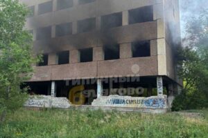 В недостроенном здании в Балаково полыхал пожар