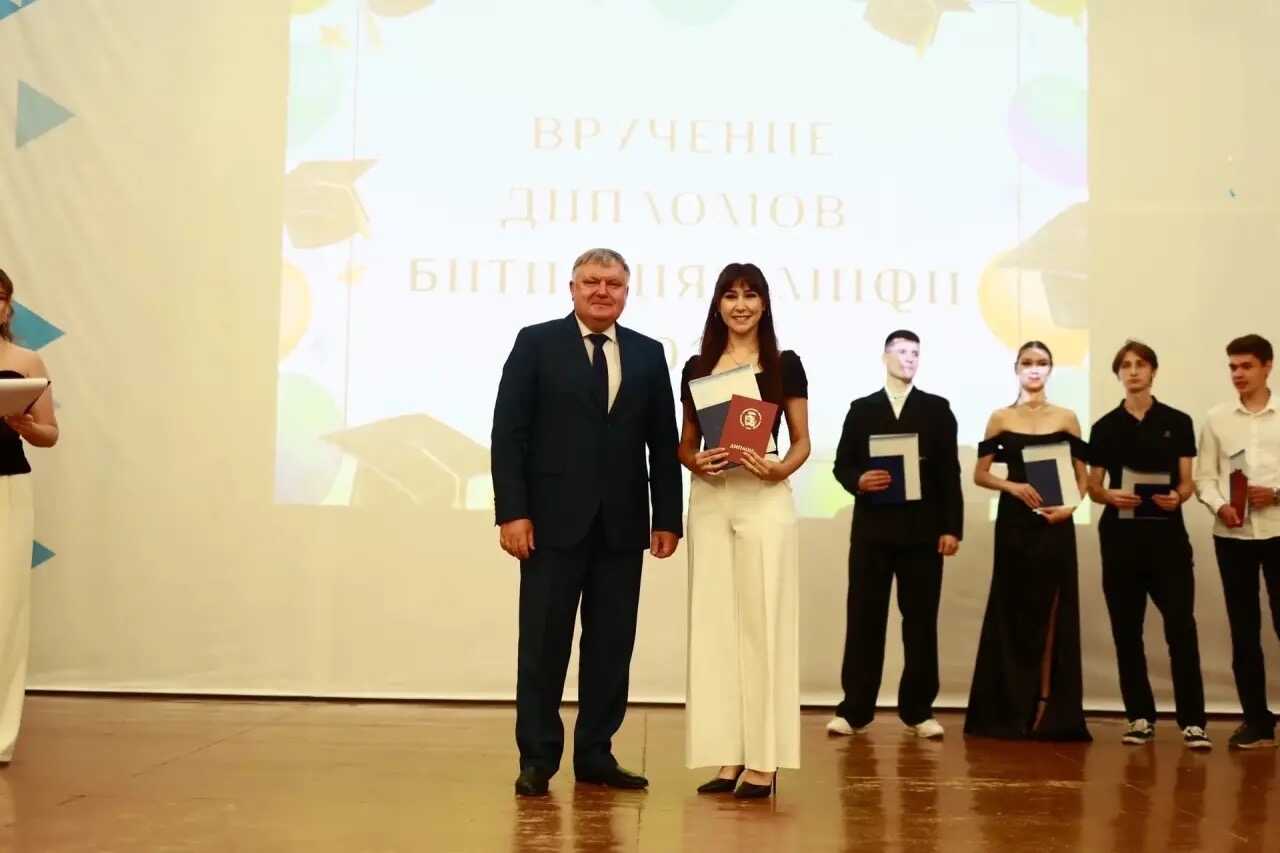 Выпускникам балаковского вуза вручили дипломы