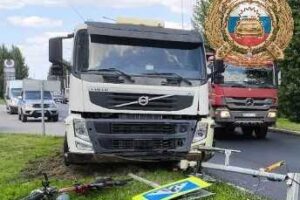 На велосипедистку в Балаково упал дорожный знак