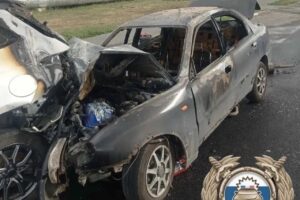 Рядом с Балаково иномарка врезалась в стоящие авто и загорелась
